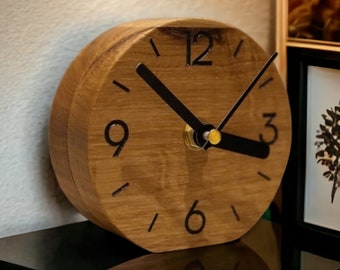 Reloj de mesa de roble, redondo, minimalista, madera.