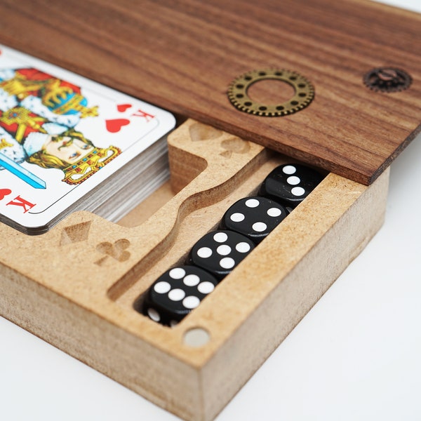 Spielkarten Set, Holzbox, 4 Würfeln, Karten und Flaschenöffner. Box aus Nussbaum, Metall und mdf. Geschenkidee für Männer und Frauen.