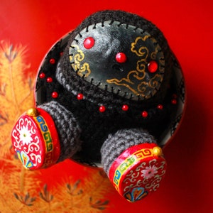 Chinesisches Jahrhundert Ei - Unikat gehäkelte und Polymer Clay Puppe