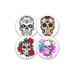 Könnte beinhalten: Set mit vier runden Untersetzern mit farbenfrohen Zucker Schädel Designs. Jeder Untersetzer hat ein anderes Design mit verschiedenen floralen und geometrischen Mustern.