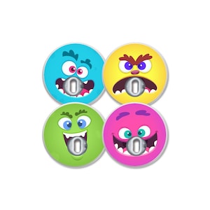 Può includere: Quattro bottoni rotondi colorati con facce di mostri dei cartoni animati. Ogni bottone ha un'espressione diversa: sorpresa, arrabbiata, felice e stupida. I bottoni sono tutti della stessa dimensione e hanno un anello argentato attorno al bordo.