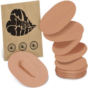 Op de afbeelding: Een witte keramische mok met een zwart handvat en de tekst "But First, Coffee" in een zwarte, vette letter. De mok staat op een wit oppervlak.