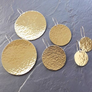 Grandes boucles d'oreilles, boucles d'oreilles originales, laiton martelé, boucles d'oreilles en or martelé, boucles d'oreilles grands disques, boucles d'oreilles disques, boucles d'oreilles en laiton, boucles d'oreilles cercle