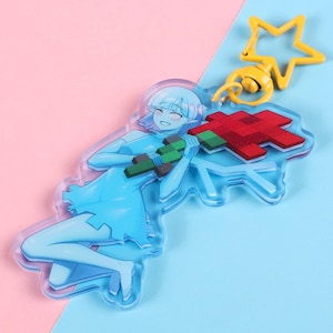Könnte beinhalten: Ein durchsichtiger Acryl-Schlüsselanhänger mit einer blauhäutigen Anime-Figur, die eine rot-grüne, pixelartige Rose hält. Der Schlüsselanhänger hat einen goldenen sternförmigen Anhänger.