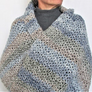 Châle rayé bleu, châle bleu et beige, châle crocheté à la main, châle unisexe, châle XL, chauffe-épaule, accessoire unisexe, châle extérieur décontracté