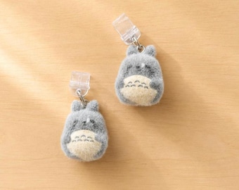 Tappo antipolvere Totoro addormentato | Portachiavi Ghibli per telefono e Kindle | Portachiavi in feltro fatto a mano | Ispirato allo Studio Ghibli | Tappo antipolvere USB C Lightning