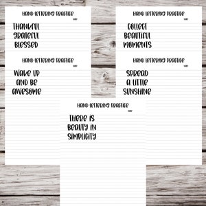 Pu&ograve; includere: Fogli di carta bianca a righe con frasi scritte a mano in nero per esercitarsi con il lettering. Le frasi includono "Thankful, Grateful, Blessed", "Wake Up and Be Awesome", "Collect Beautiful Moments", "Spread a Little Sunshine" e "There is Beauty in Simplicity".