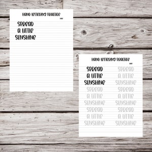Pu&ograve; includere: Due fogli di carta a righe per esercitarsi con il lettering. Il testo "SPREAD a LITTLE SUNSHINE" &egrave; scritto in grassetto, in nero sul foglio di sinistra. Il foglio di destra ha la stessa frase ripetuta in un carattere grigio pi&ugrave; chiaro.