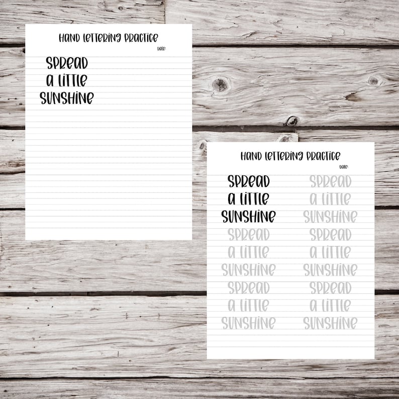 Pu&ograve; includere: Due fogli di carta a righe per esercitarsi con il lettering. Il testo "SPREAD a LITTLE SUNSHINE" &egrave; scritto in grassetto, in nero sul foglio di sinistra. Il foglio di destra ha la stessa frase ripetuta in un carattere grigio pi&ugrave; chiaro.