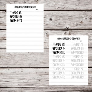 Pu&ograve; includere: Due fogli di carta bianca a righe con il testo "HAND LETTERING PRACTICE" e "THERE IS BEAUTY IN SIMPLICITY". Un foglio ha il testo in nero, l'altro in grigio. Lo sfondo &egrave; una superficie di legno marrone chiaro.