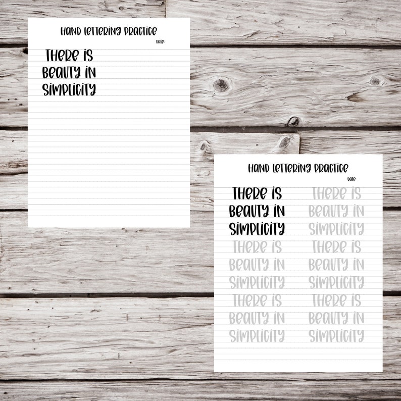 Pu&ograve; includere: Due fogli di carta bianca a righe con il testo "HAND LETTERING PRACTICE" e "THERE IS BEAUTY IN SIMPLICITY". Un foglio ha il testo in nero, l'altro in grigio. Lo sfondo &egrave; una superficie di legno marrone chiaro.