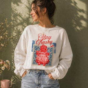 Sudadera con ilustración Stay Trashy / estampado floral de pañuelo vintage
