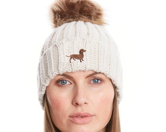 Dackel Wurst Hundebesitzer Kleidung Geschenke, Kunstfell Pom Pom Grobstrick super weiche Unisex Beanie bestickt aus dem Haus des Hundes.