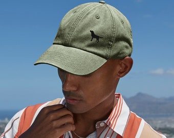 The House Of Dog: Regalo para dueño de labrador negro. Gorra de béisbol de perfil bajo bordada, 100% algodón cepillado pesado, lavada, vintage y envejecida