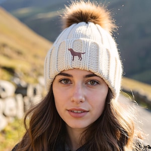 Cadeau labrador labrador chocolade labrador, kledingcadeaus, grof gebreide pom pom namaakbont superzachte geborduurde muts van The House Of Dog.