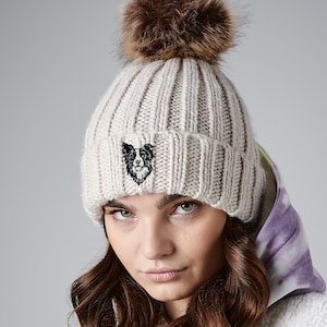 Roupas para presentear donos de cães pastores Border Collie, gorro bordado supermacio com pompom de pele sintética da The House Of Dog.