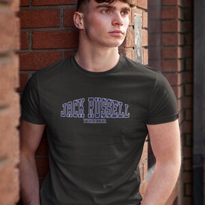 Może przedstawiać: Szary t-shirt z niebiesko-białym nadrukiem z napisem "Jack Russell Terrier".