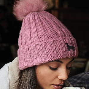 Presentes do proprietário do Cocker Spaniel, gorro unissex bordado super macio de pele sintética Pom Pom de malha robusta da casa do cachorro