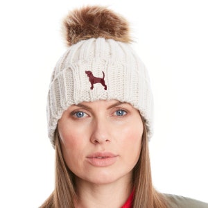 Cadeaux vêtements Beagle, bonnet brodé en grosse maille à pompons en fausse fourrure de la maison Dog.