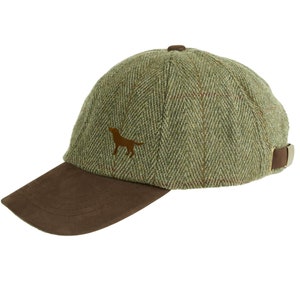 Könnte beinhalten: Eine grüne Tweed-Baseballkappe mit braunem Wildleder-Schirm und einer braunen gestickten Hundesilhouette.