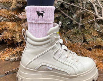 Chihuahua (DOS PARES) Calcetines de bota de mezcla de lana para mujer con suela acolchada de The House of Dog (2 pares). Talla única para mujer (4-8)