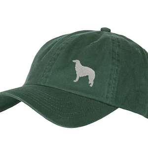 Puede incluir: Una gorra de béisbol verde con una silueta bordada de un perro Borzoi en plata.
