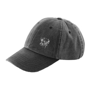 Könnte beinhalten: Eine schwarze Baseballkappe im Vintage-Stil mit einem weißen gestickten Bild eines Mopsgesichts.