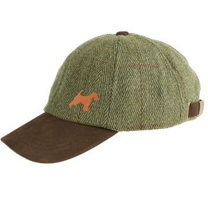 Könnte beinhalten: Eine grüne Tweed-Baseballkappe mit braunem Wildleder-Schirm und einer orangefarbenen gestickten Hundesilhouette.
