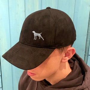 Könnte beinhalten: Eine schwarze Baseballkappe aus Wildleder mit einer weißen gestickten Hundesilhouette.