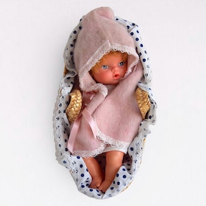 VTG Original Dressed Cute Jointed &quot;Vinyl Head&quot; Girl Pose Doll In Straw Basket - Made in Hong Kong - Marked - (8 inch / 20 cm)