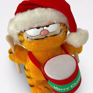 VTG 1978-1981 Merry Christmas "Garfield Drummer Cat" Stuffed Cuddly Animal - Plush Toy - Dakin, California - Label & Tag - (10 inch / 25 cm)