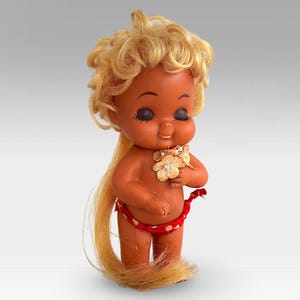 VTG 1960s Kawaii Japanese &quot;Hula Girl With Flowers&quot; Hawaiian Rubber Doll - Hawaii Big Eyed Doll - Japan - Marked - (5.50 inch / 14 cm)