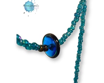 Turkoois iriserende glaskralenketting met vintage lampwerk