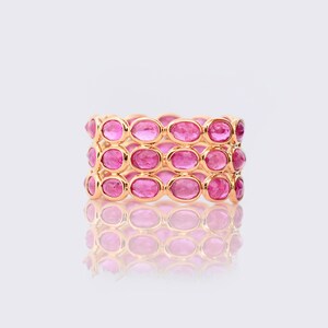 Ring i 14k guld med naturlig rubin: Minimalistisk bezelinfattning