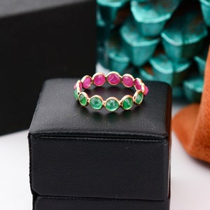 Ring i 14k guld med rubin och smaragd: Smycken med födelsesten och bezel