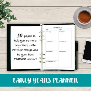 Op de afbeelding: Een zwarte map met een wit label waarop staat "30 pagina's om je te helpen georganiseerd te zijn, notities te maken onderweg en de beste LERAAR te worden!" en "PLANNER VOOR DE EERSTE JAREN". De map is open op een pagina met de kop "ALLES OVER MIJ" en heeft verschillende lege vakjes om in te schrijven.