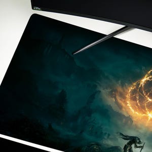 K&ouml;nnte beinhalten: Rechteckiges Gaming-Mauspad mit einer Fantasy-Illustration. Das Kunstwerk zeigt eine Figur mit einem Schwert, einem leuchtenden goldenen Ring und einem dramatischen, bew&ouml;lkten Himmel in Teal-, Orange- und Schwarzt&ouml;nen.