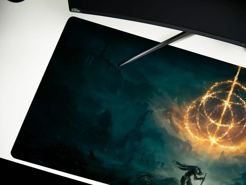 K&ouml;nnte beinhalten: Rechteckiges Gaming-Mauspad mit einer Fantasy-Illustration. Das Kunstwerk zeigt eine Figur mit einem Schwert, einem leuchtenden goldenen Ring und einem dramatischen, bew&ouml;lkten Himmel in Teal-, Orange- und Schwarzt&ouml;nen.