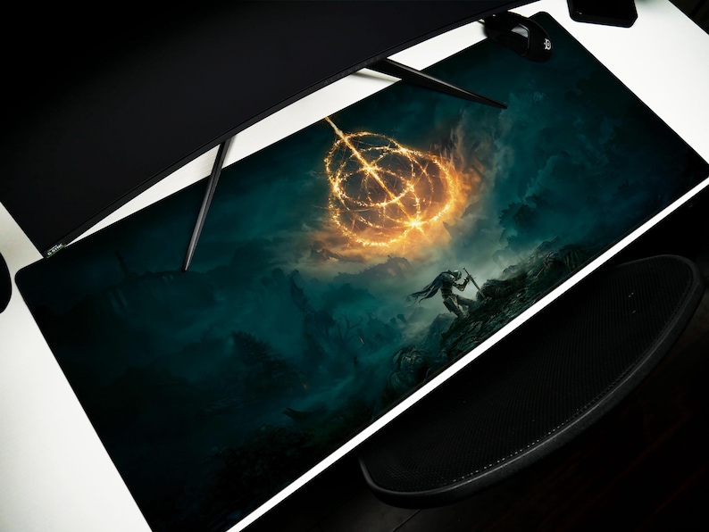 K&ouml;nnte beinhalten: Ein gro&szlig;es rechteckiges Gaming-Mauspad mit einer Fantasy-Landschaft, die eine Kriegerfigur und ein leuchtendes goldenes Symbol zeigt. Die Farbpalette umfasst Blau-, Gr&uuml;n- und Goldt&ouml;ne.