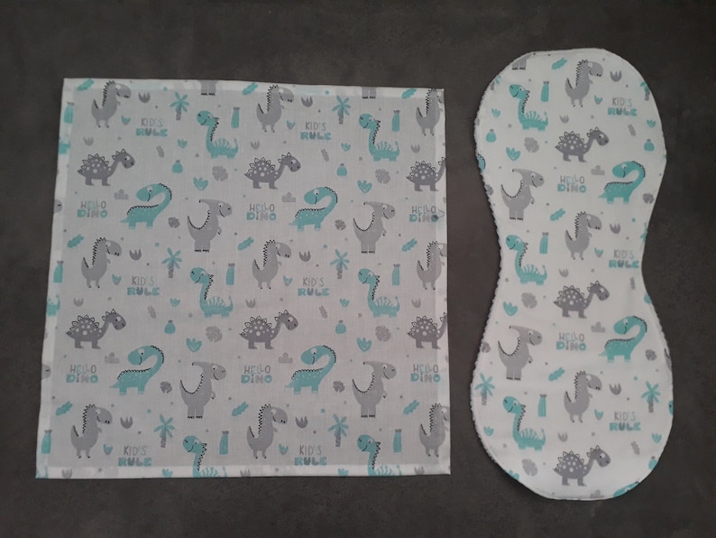 Shoulder bib Shoulder protector Anti-drooling Anti-regurgitation Baby burp bib handmade dinosaures