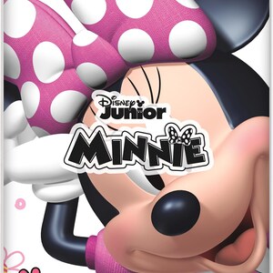以下が含まれることがあります： ピンク色のミニーマウスをテーマにしたテーブルクロス。白い水玉模様のリボンが特徴です。テーブルクロスのサイズは137cm x 213cmです。ディズニー・ジュニアのロゴとミニーマウスのロゴが見えます。