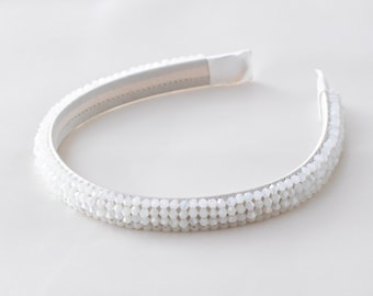 Gewatteerde hoofdband met witte kralen: elegante bruidszendspoel
