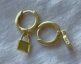 Huggie-oorbellen met hangslot: 14K vergulde sterlingzilveren kleine ringetjes