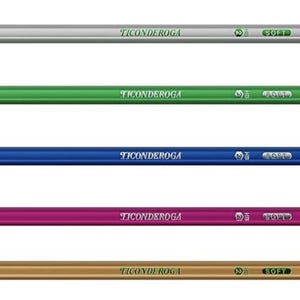 以下が含まれることがあります： さまざまな色のTiconderoga鉛筆の詰め合わせ。シルバー、グリーン、ブルー、マゼンタ、ゴールドがあります。各鉛筆には黒いグラファイトの先端、ブランド名、および「SOFT」という単語が印刷されています。端は緑と黄色のストライプで装飾されています。