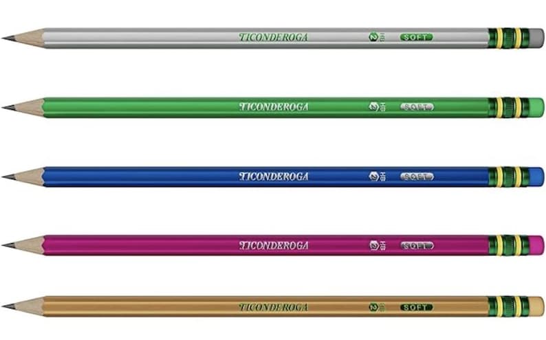 以下が含まれることがあります： さまざまな色のTiconderoga鉛筆の詰め合わせ。シルバー、グリーン、ブルー、マゼンタ、ゴールドがあります。各鉛筆には黒いグラファイトの先端、ブランド名、および「SOFT」という単語が印刷されています。端は緑と黄色のストライプで装飾されています。