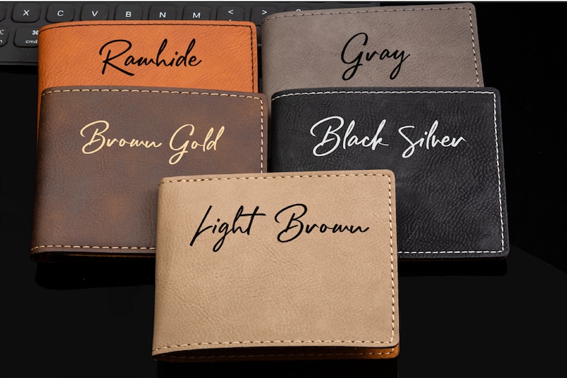 Puede incluir: Cinco carteras de cuero en diferentes colores con texto diferente en cada una. Las carteras est&aacute;n dispuestas en una fila de izquierda a derecha. El texto en las carteras dice: "Rawhide", "Gris", "Brown Gold", "Black Silver" y "Light Brown".
