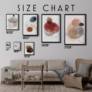 K&ouml;nnte beinhalten: Eine Gr&ouml;&szlig;entabelle f&uuml;r abstrakte Aquarell-Kunstdrucke in verschiedenen Gr&ouml;&szlig;en, darunter 5x7 Zoll, 8x10 Zoll, 12x16 Zoll, 16x20 Zoll, 19x27 Zoll, 24x36 Zoll und 27x39 Zoll. Die Drucke zeigen abstrakte Formen in Braun-, Grau- und Rott&ouml;nen.