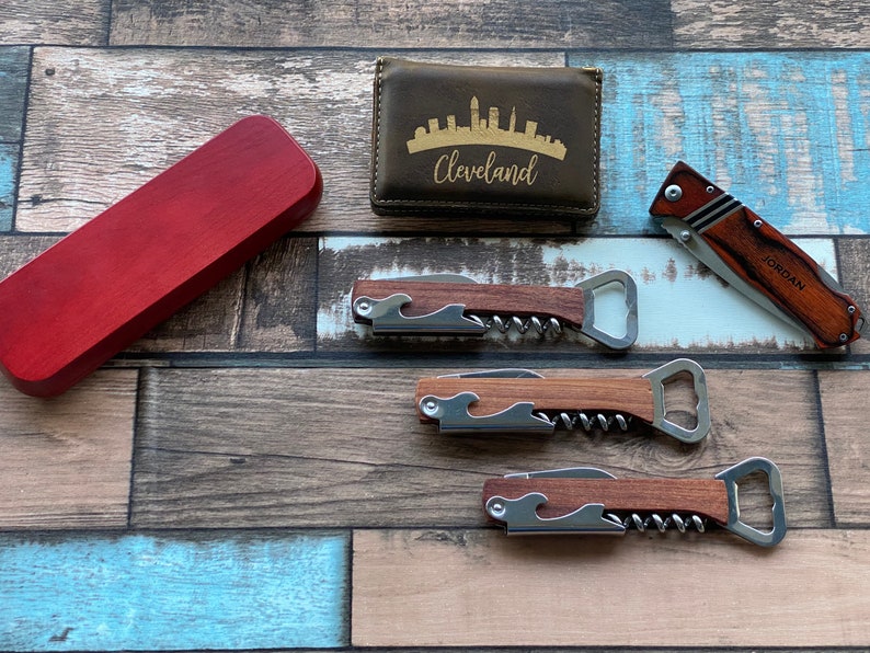 Aprifinizzo di cavatappi inciso, apribottiglie in legno personalizzato, cavatappi di vino, apribottiglie personalizzato, apribottiglie Groomsman, Laser Inciso immagine 2