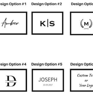 Puede incluir: Seis opciones de dise&ntilde;o diferentes para una placa de nombre personalizada. Las opciones incluyen un nombre escrito a mano, iniciales, un monograma con una corona de laurel, una sola inicial con un nombre debajo, un nombre con una fecha y un espacio para texto personalizado o un logotipo.
