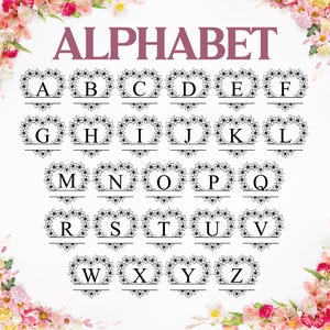 Op de afbeelding: Alfabetletters A t/m Z, elk in een bloemvormige hartvormige lijst. Het woord "ALPHABET" staat in mauve bovenaan. Het ontwerp staat tegen een witte achtergrond met bloemaccenten.